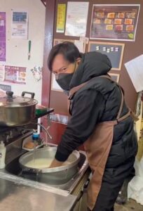 こちら、学校前食堂にて